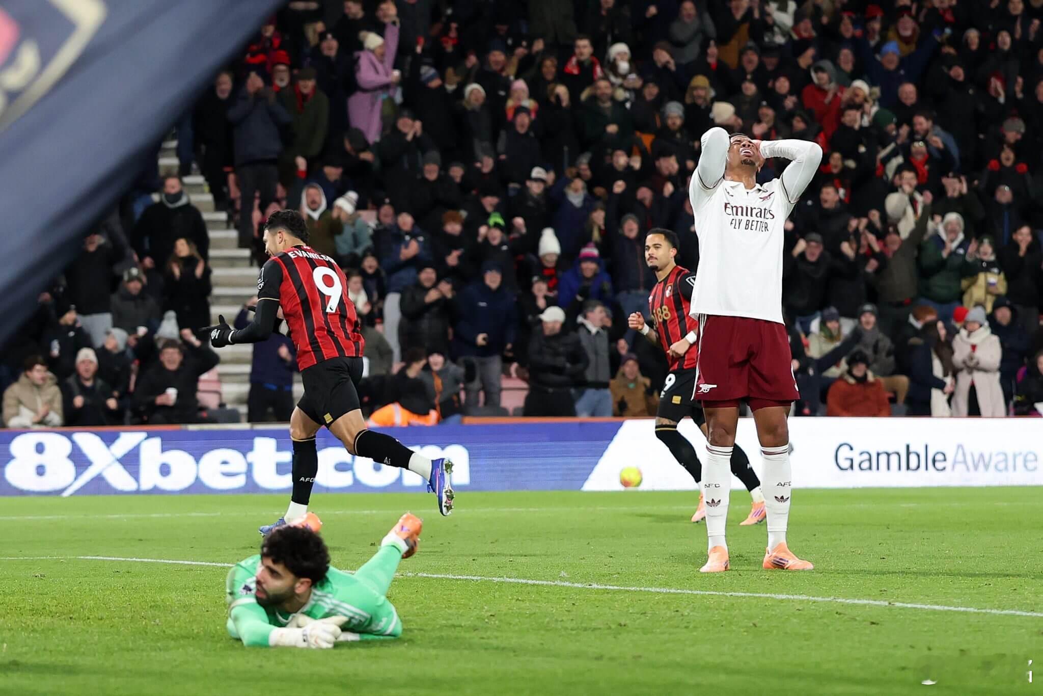 伯恩茅斯2比3阿森纳第10分钟，加布里埃尔肯定是想左脚直接传给廷伯，但脚法没掌