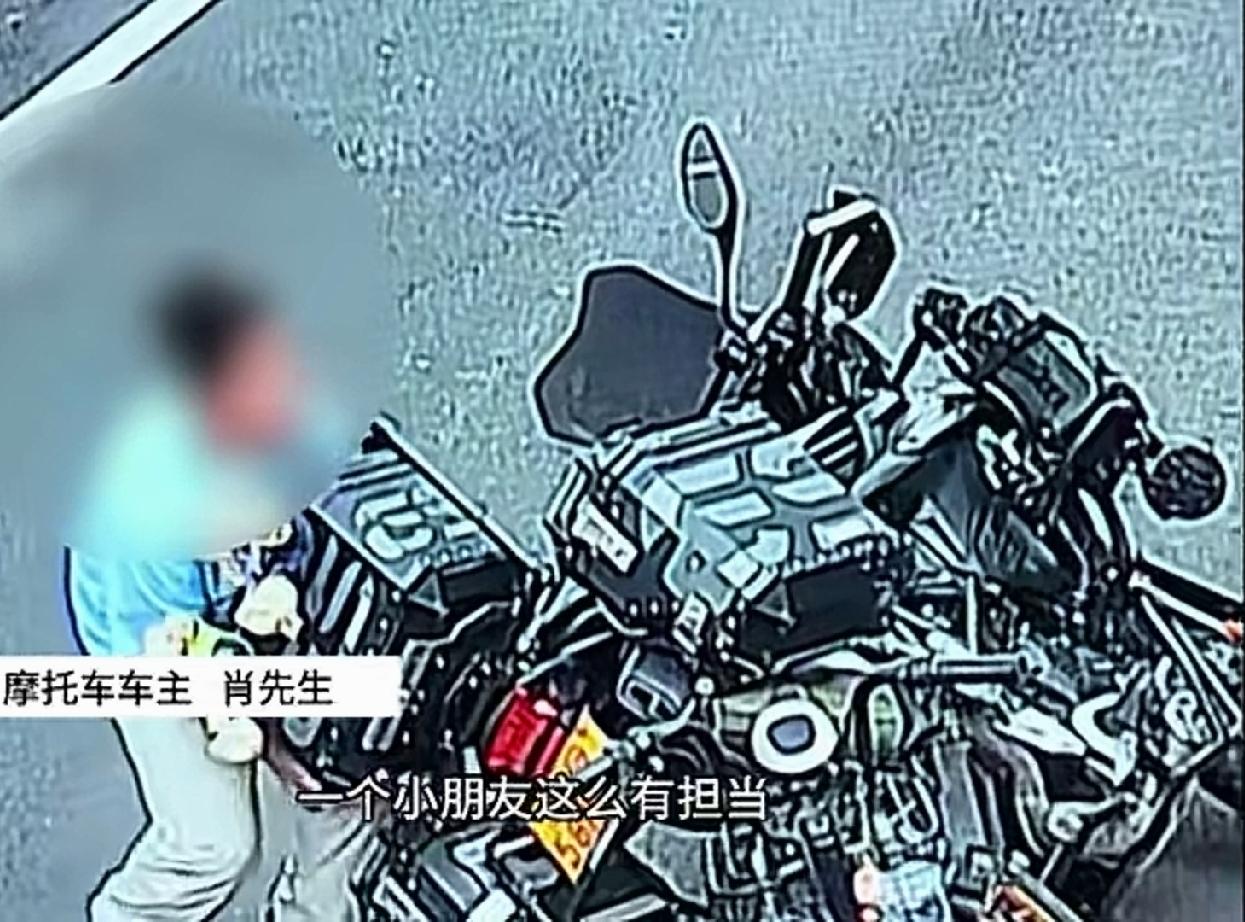 10月9日，河南新乡。肖先生将价值4万元的摩托车停放在小区的路边，然后去办事。返