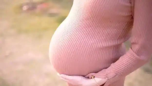 35周孕妈突发剧烈腹痛，送医竟发现胎儿一脚踢破子宫，子宫底部破口7厘米，胎