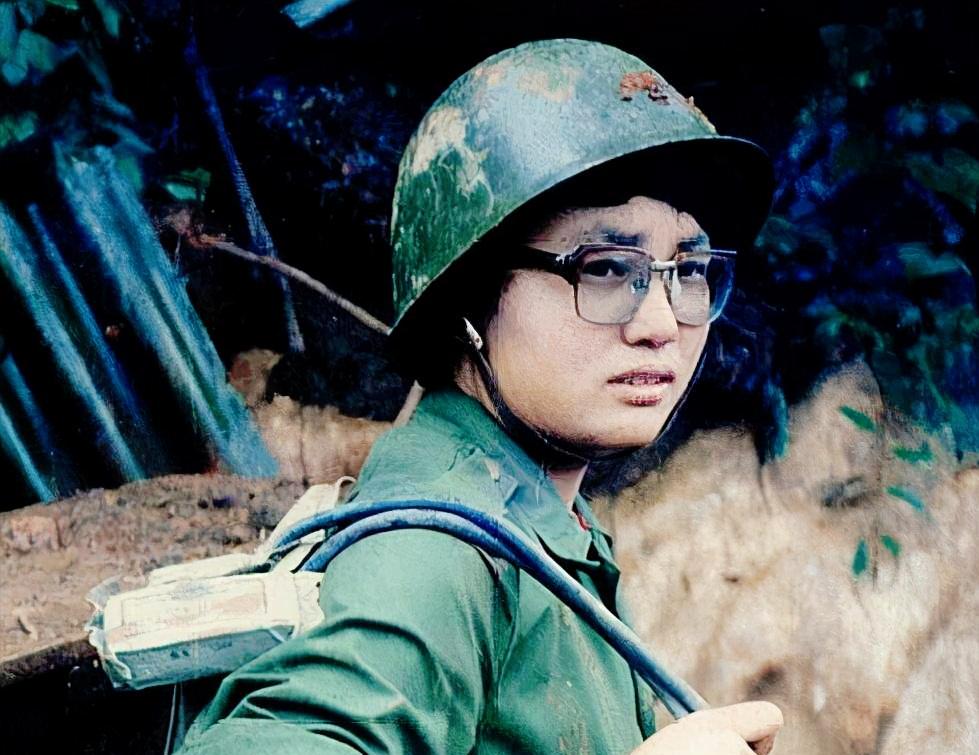 1986年，在对越反击战中，一个哨兵拦住了一个女医生，要求她出示通行证，但女医生