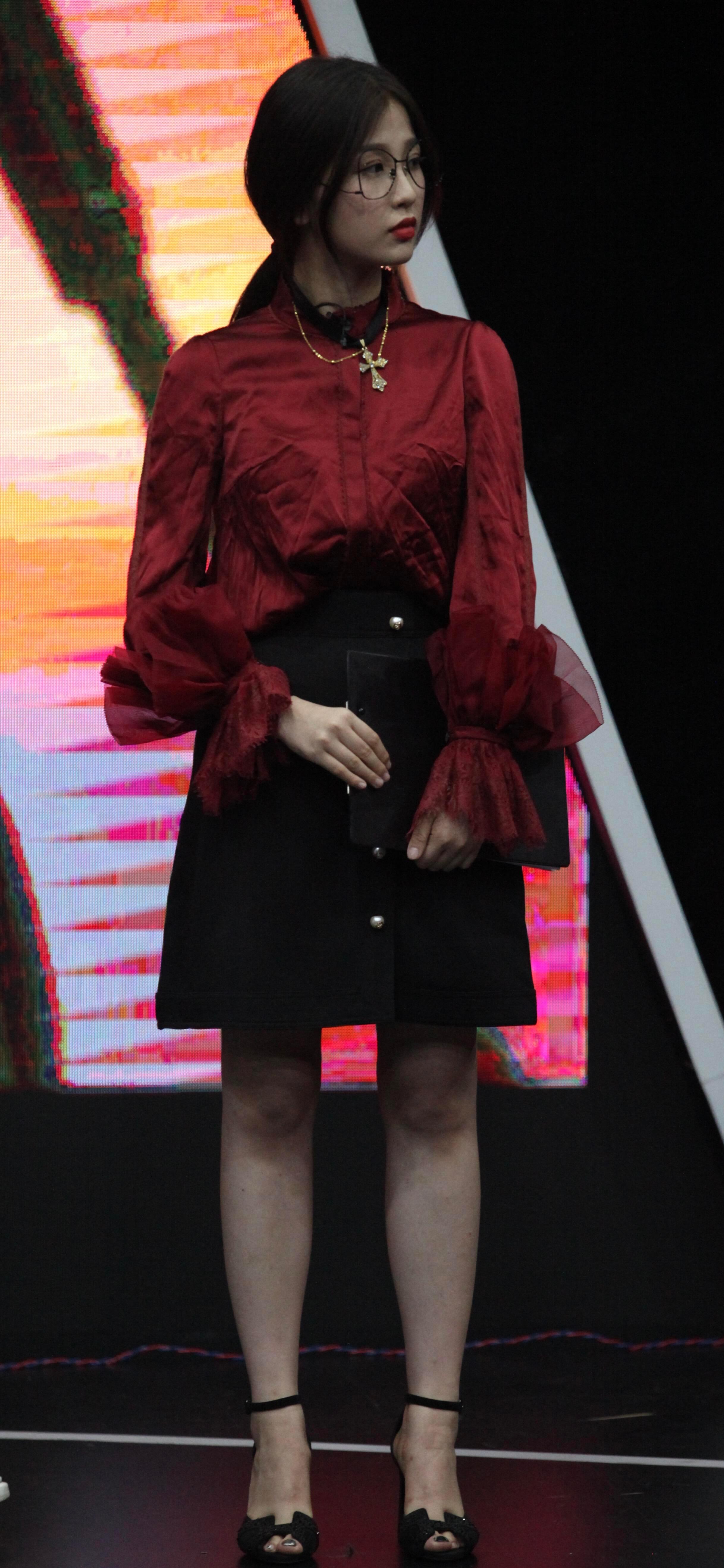 虞书欣早期黑框眼镜扮演老师