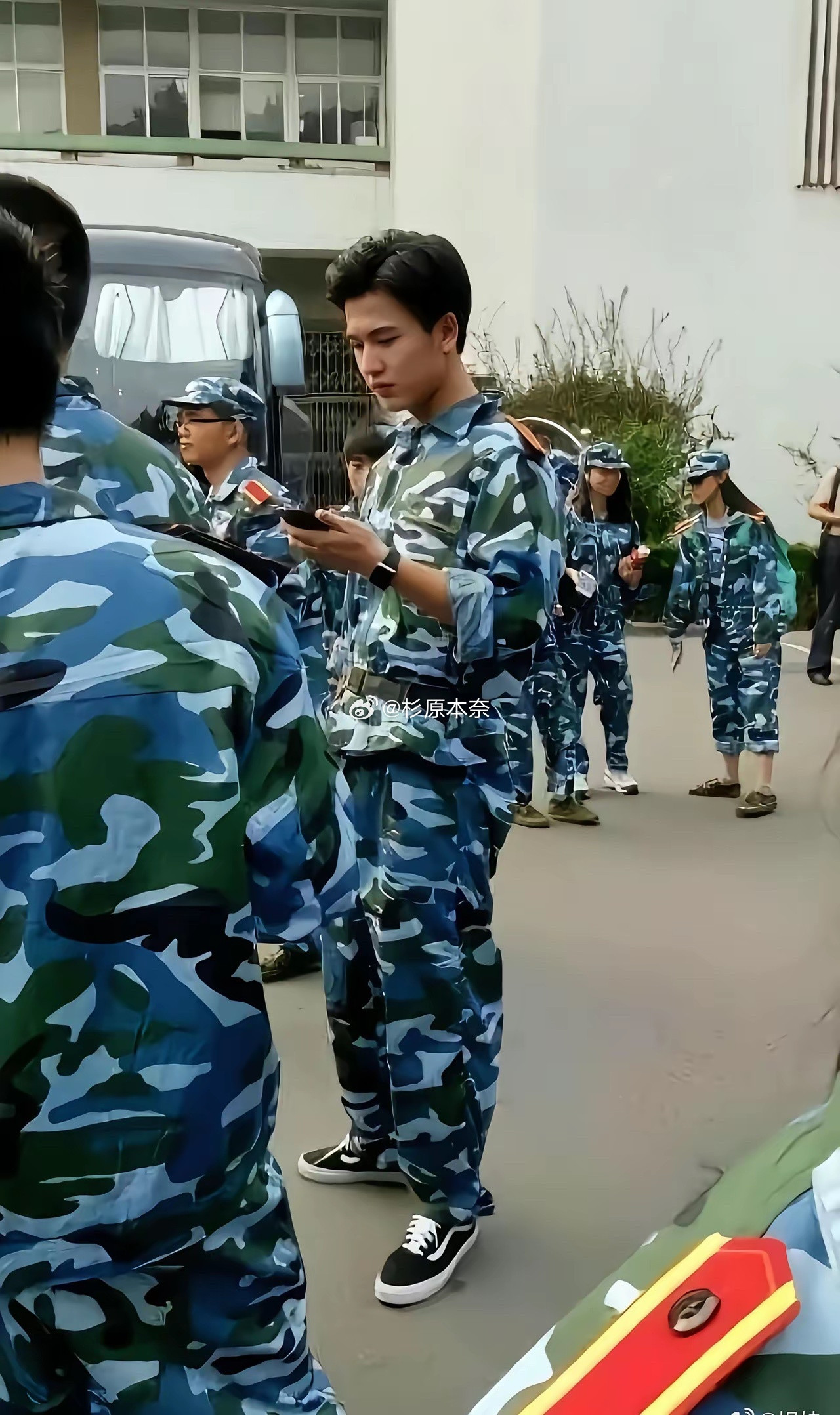 张凌赫上学就梳大背头了，很注重形象管理