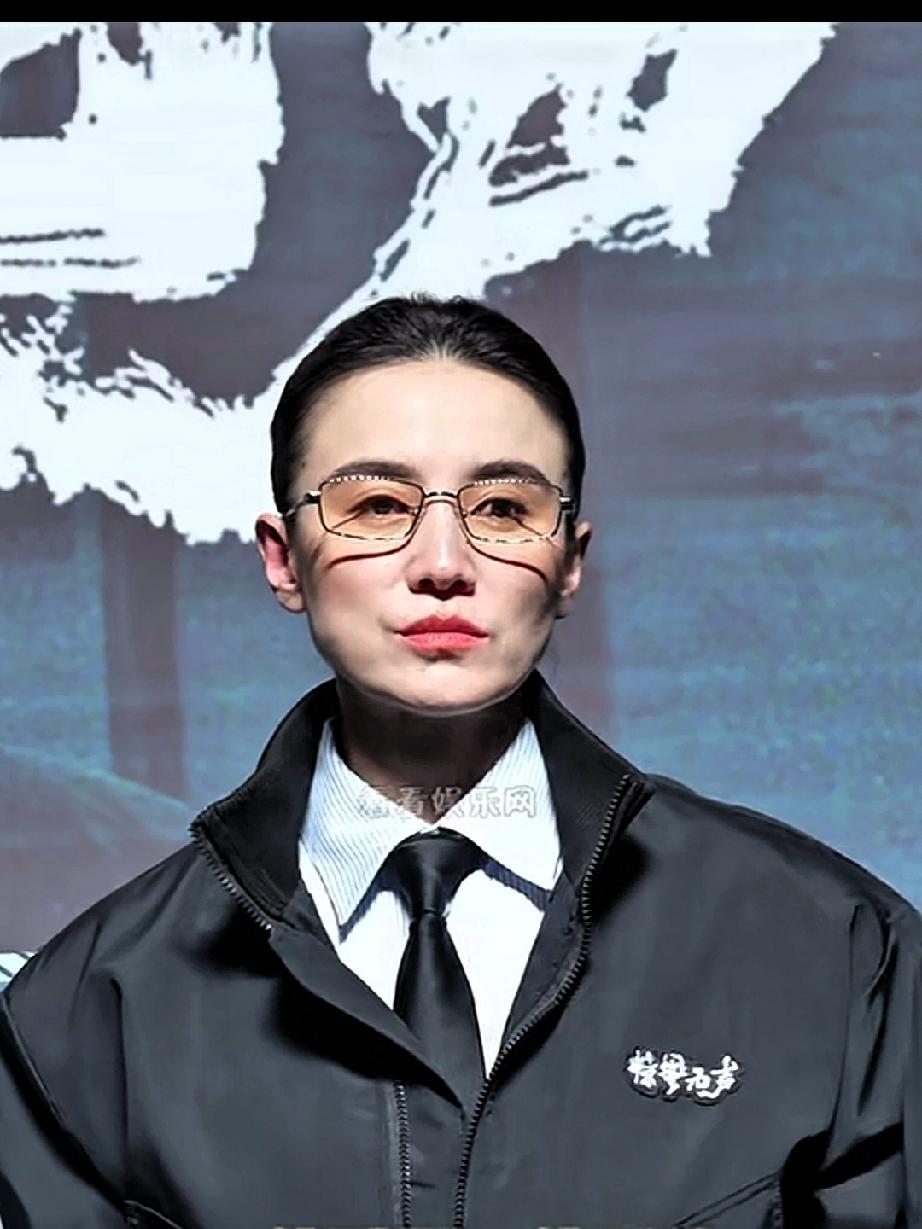 宋佳和刘诗诗一起站台出席活动，两人的打扮都偏于中性，宋佳看着酷飒、诗诗看着秀美。