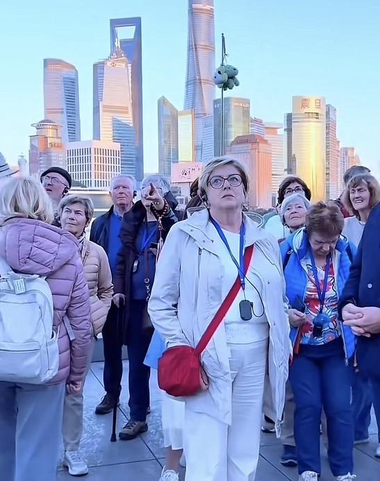 外国游客在外滩表情凝重。我觉得可能是外滩的景象太震撼，让他们一时反应不过来，表情