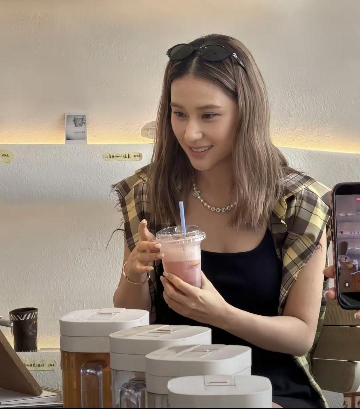 我就纳闷了，豪门千金何超莲和窦骁结婚差不多有3年了，为什么她迟迟没有生孩子呢？跟