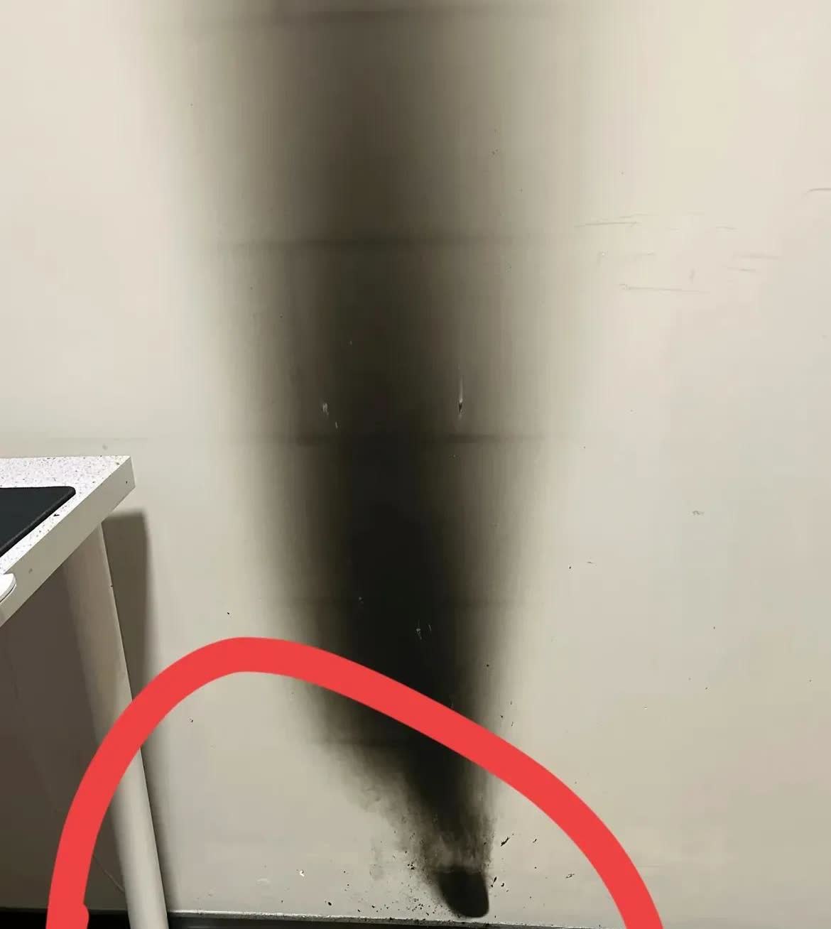 广东，一名女子晚上出门玩，突然邻居给她打来电话，说透过她家的门缝，闻到她家里有股
