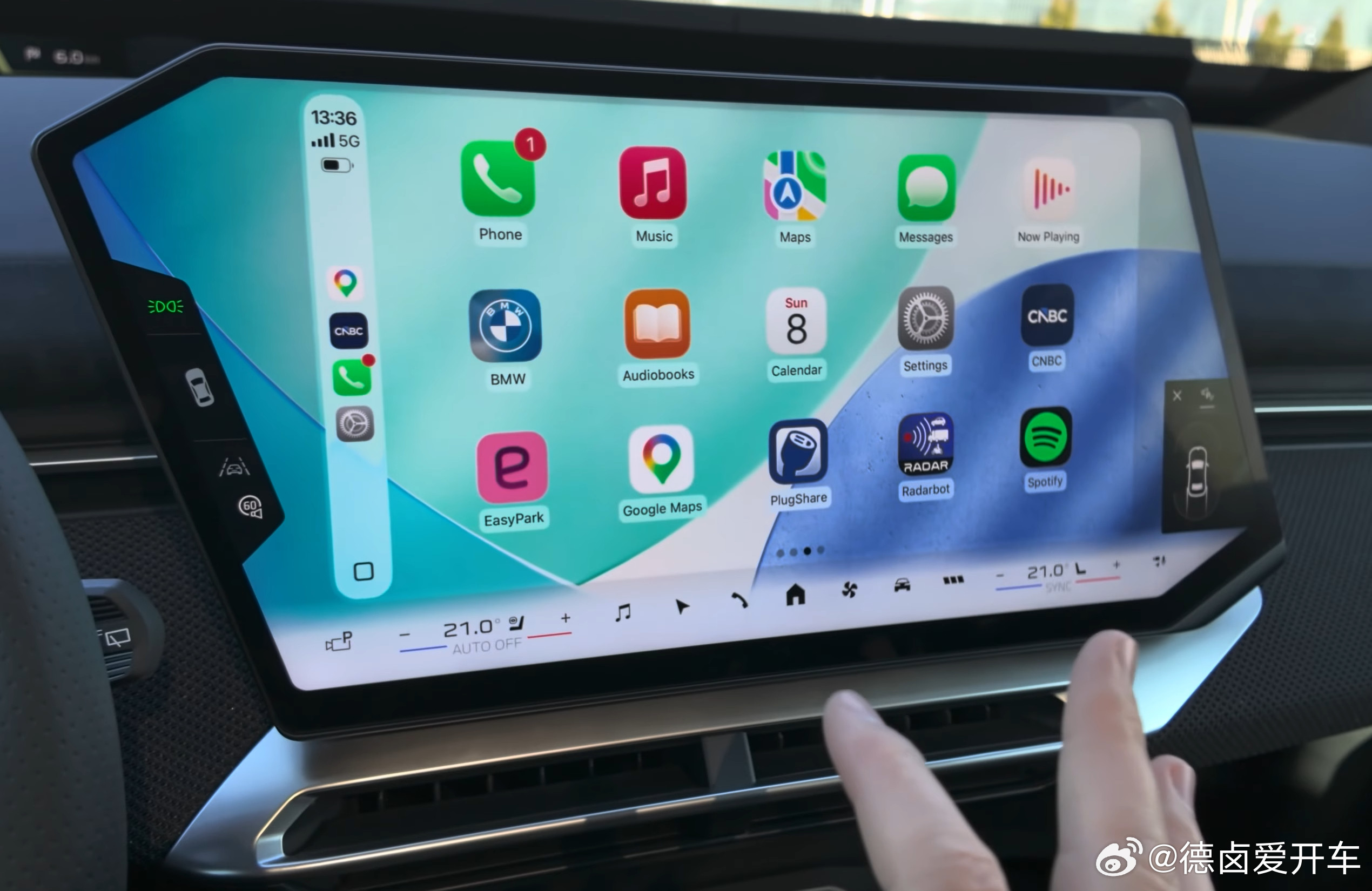 全新宝马i3连接Carplay后的界面，左右两个角刚好放了几个快捷图标，没有