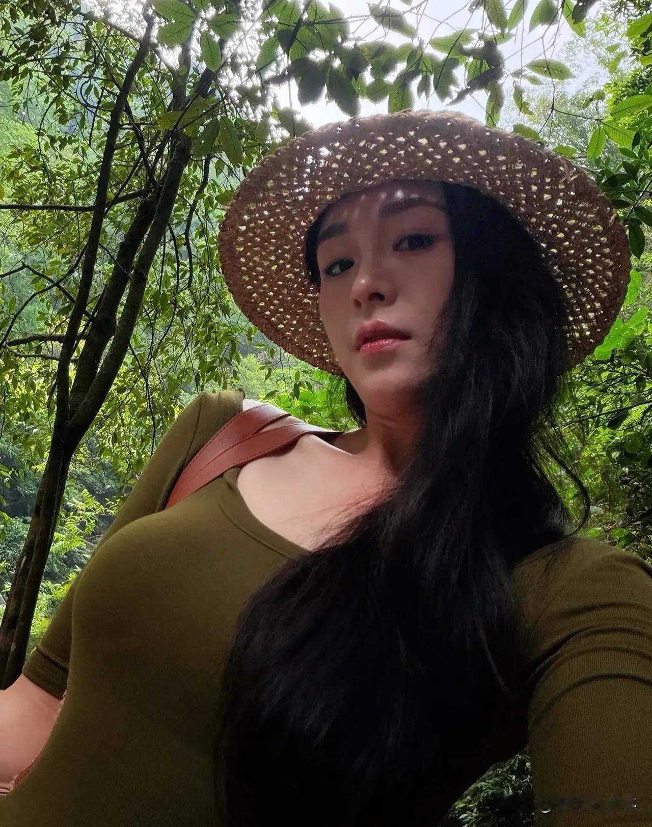 山风轻拂裙摆，步履轻盈如舞。谁说户外只能大汗淋漓？优雅女孩，连登顶都