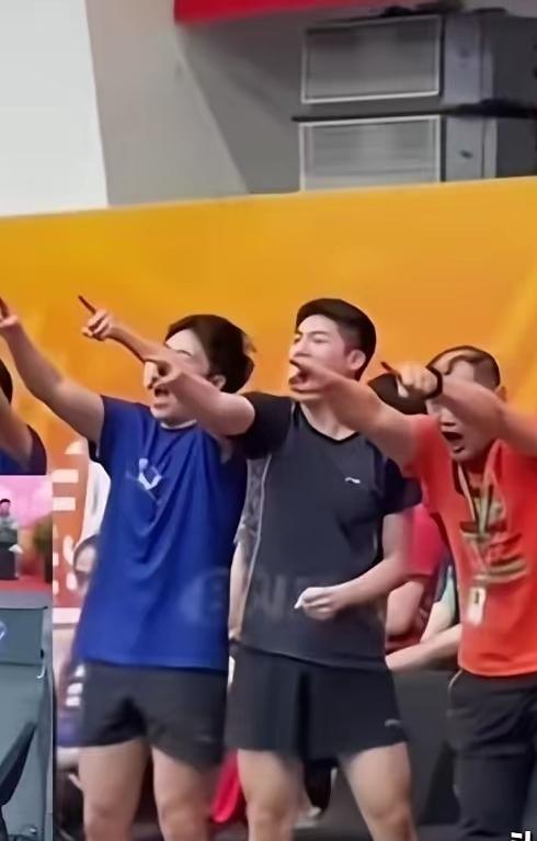 太喜欢这一段了！几个男孩把吵架的传统发挥得超到位——我们从不主动挑事，但也绝不会