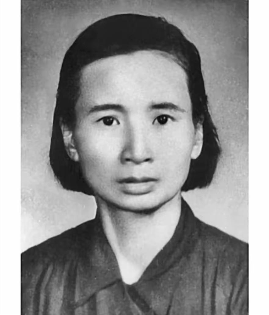 1933年白色恐怖笼罩上海，钱瑛刚因叛徒出卖落入敌人手里，一行人押着她往敌军驻