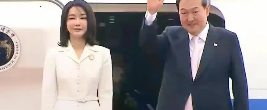 顽固不化，14日尹锡悦在看守所之内并没有很好地配合特检组的调查，拒绝与特检组的配