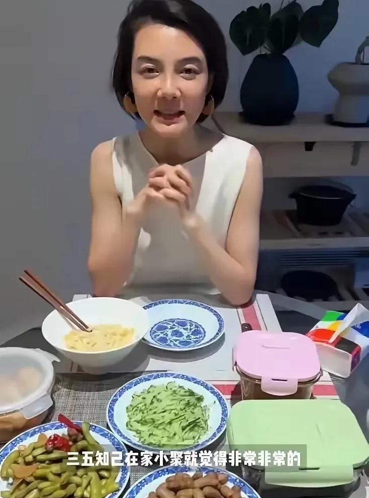 用剩菜，素菜招待朋友，过生日，43岁的车晓如今的生活过得太节俭了身住大别墅，却