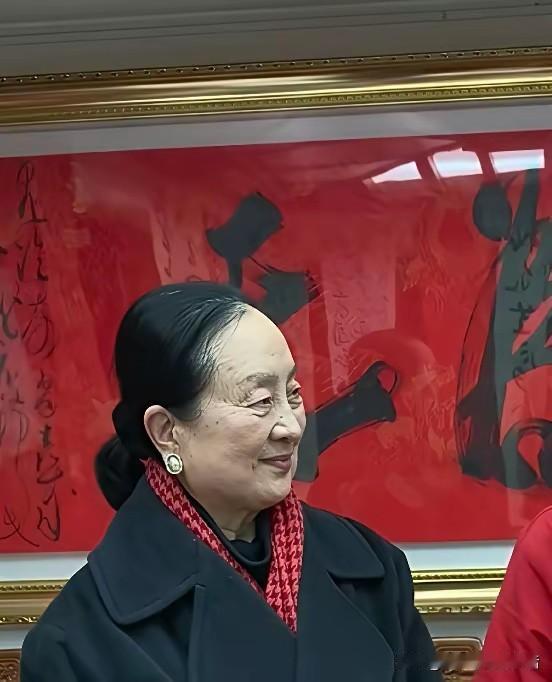 大美人也迅速的衰老了。张金玲现年74岁了，现在是一位出色的画家，最近出现在朋友