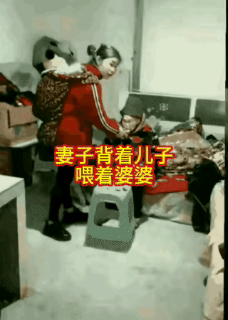 丈夫从外面打工偷偷回来，本来是想给妻子一个惊喜，没想到拍到的画面却让丈夫感动不已