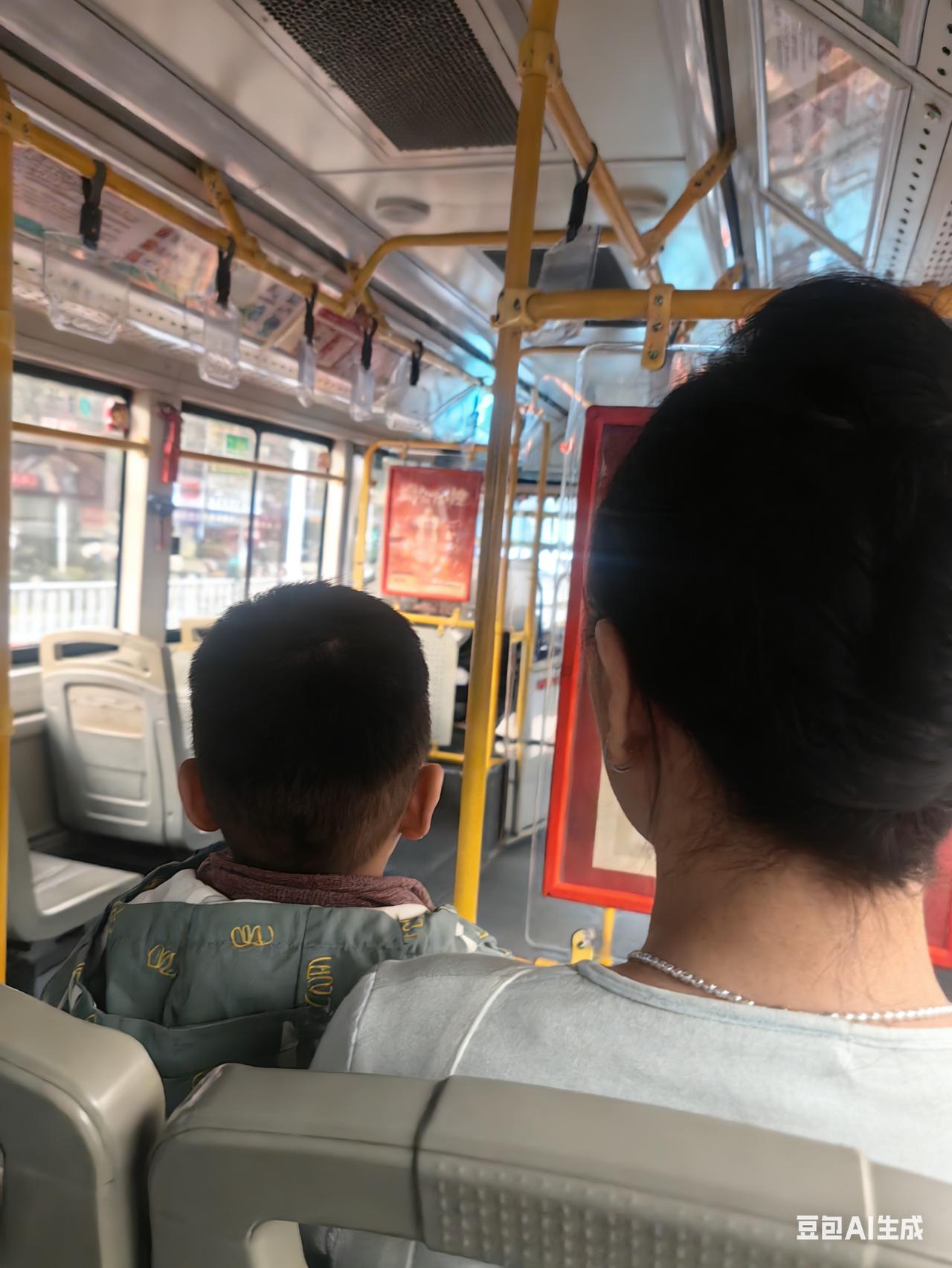 真是太不容易了！在下班回家的公交车上，我看这个妈妈一路上一直在撸网贷，我看撸了