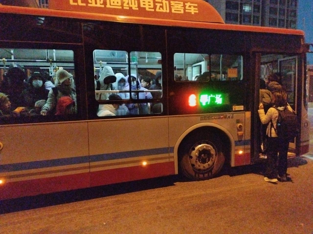 昨天早上，是大连地区入冬以来最低温度，零下十度。我观察了一下，早上外出的，大多