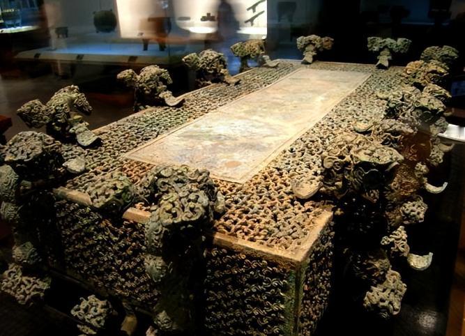 1978年，河南两渔民正在丹江口水库打鱼，没想到一网兜儿下去竟拉不动！两人猛地一