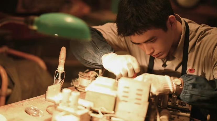 陈飞宇不止有观众缘还有长辈缘《纯真年代的爱情》圆满收官，热度持续领跑！剧集登顶2