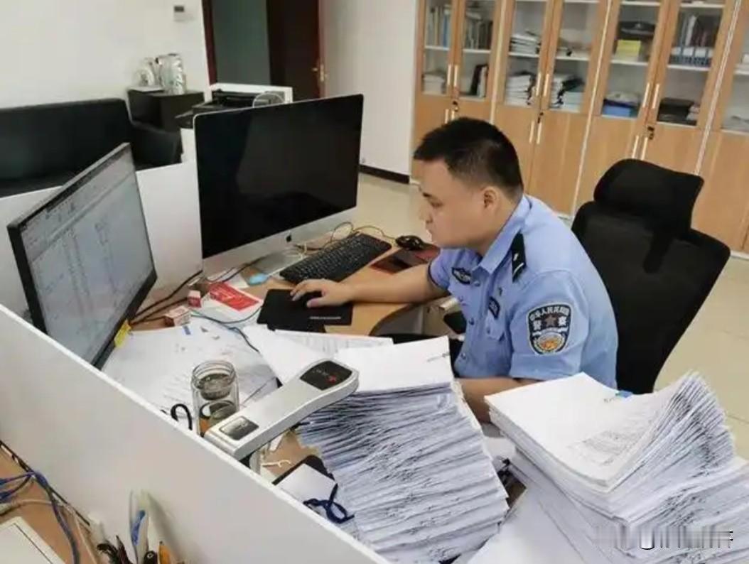 请问：经侦警察是刑警吗？答案：不是，它们是公安机关内部两个不同的警种，但两