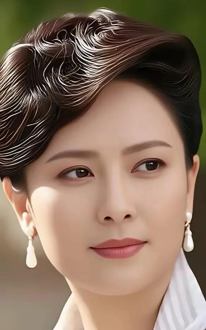 这美女到底是左翎还是王静？我老公说是王静，我说他只认得王静，不认识左翎。