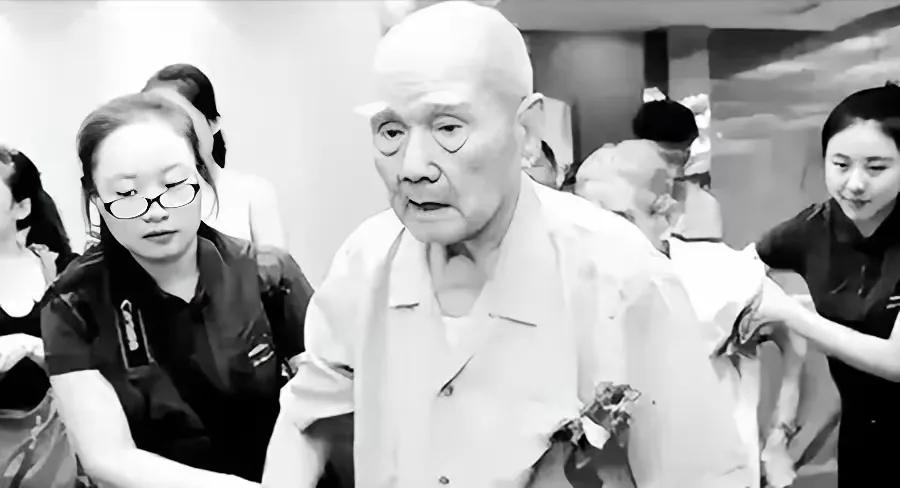 72岁台湾老兵回江苏老家探亲，喝多后突然嚎啕大哭：“其实，我是共产党员！”女儿和