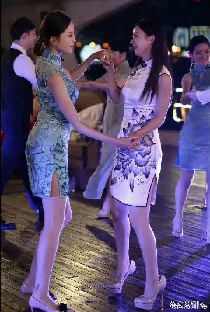 赵丽颖当年和娜扎合影的旧照，这个时候的身材真的是瘦而不柴啊