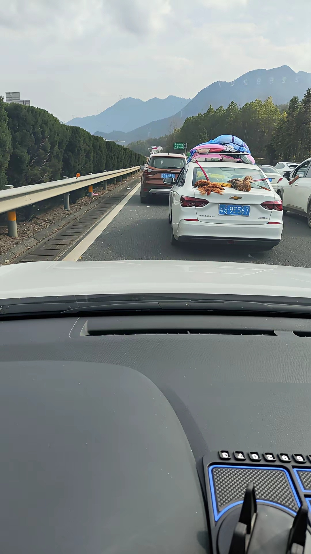 我感觉湖南到广东的高速路塞车有很大问题呀，一段三百多公里的路竟然跑了十几个小时，