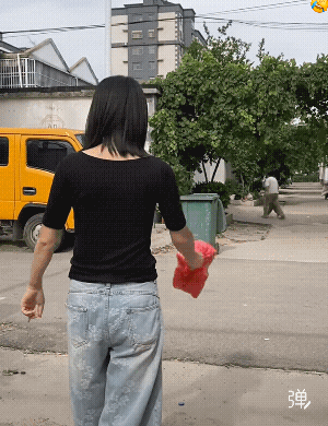 白车应该是停着在查看是什么好东西![吐舌头眯眼睛笑]