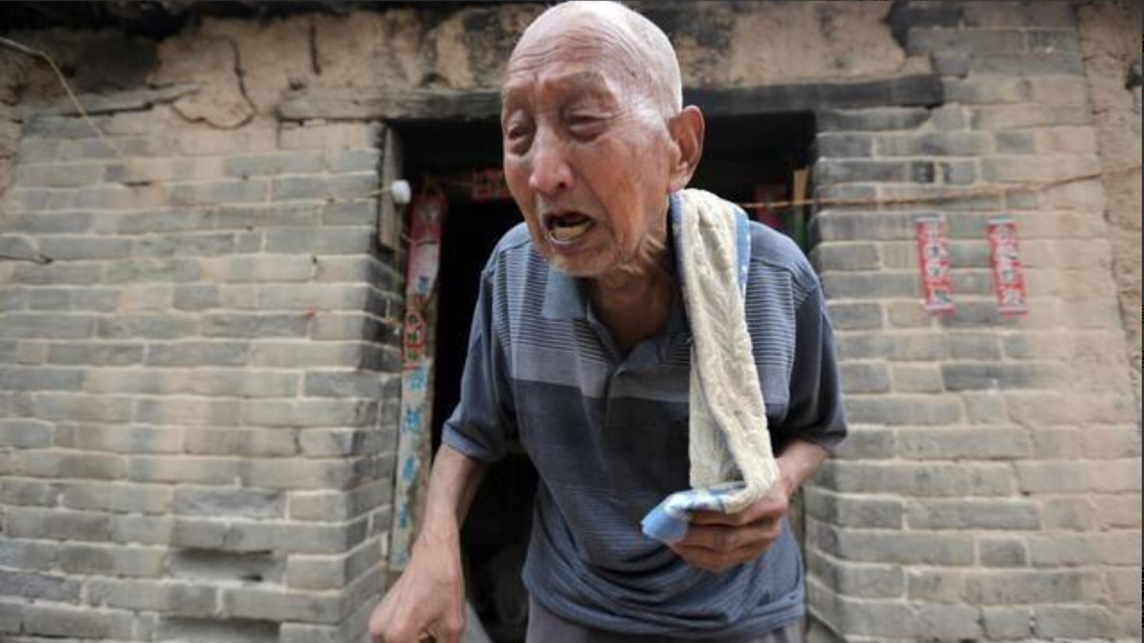 河南一个拾荒老人被偷了1.8万元，迫于无奈，他只能去派出所报案，不曾想报警后，反