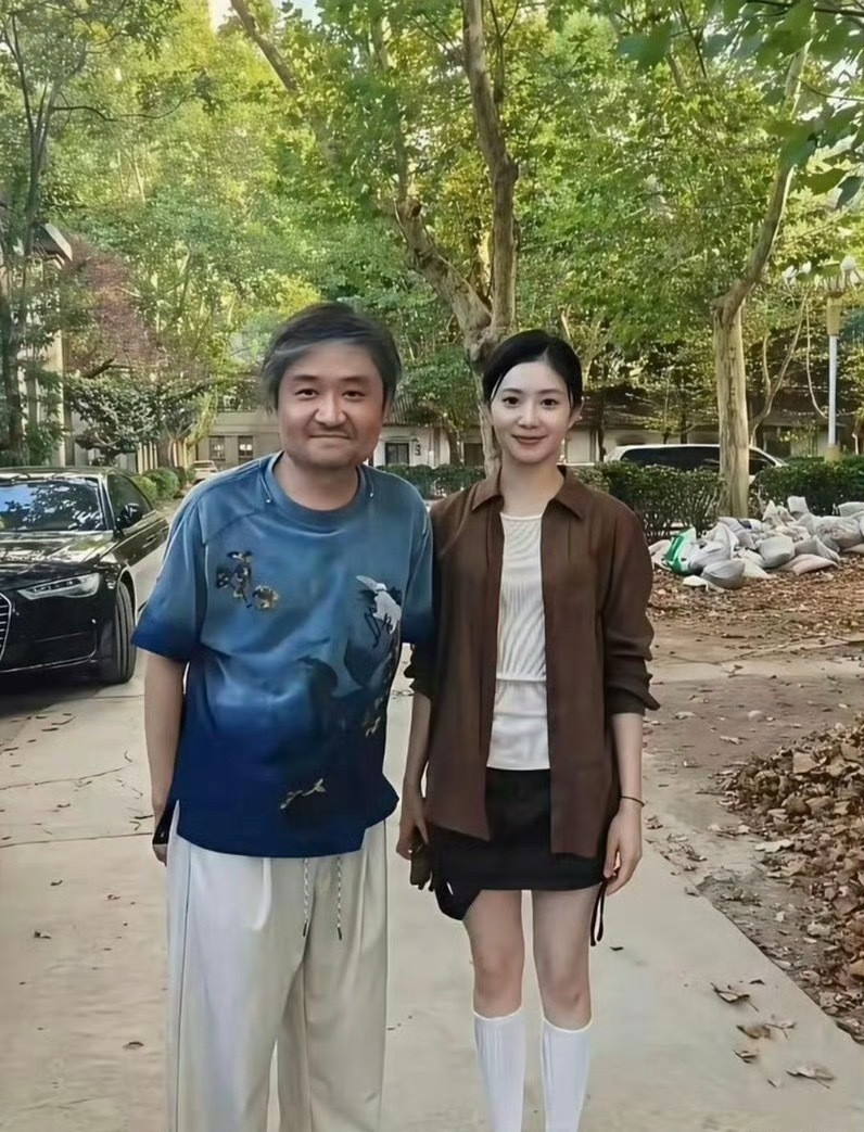 难怪张艺谋一眼就看上刘浩存，真人老好看了，五官精致身材棒