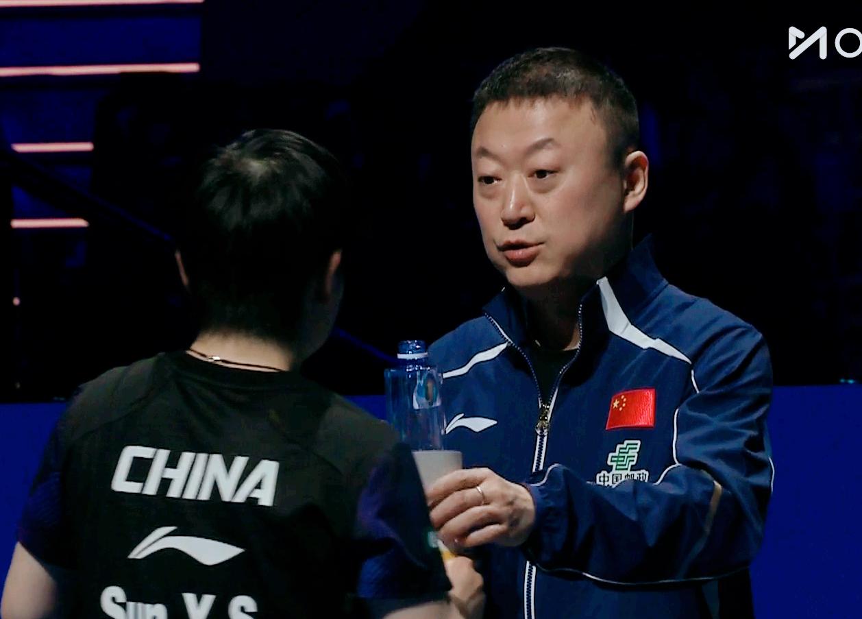 笑死我了！孙颖莎全面占优，11:4拿下第二局，局间马琳还是要指点莎莎战术。