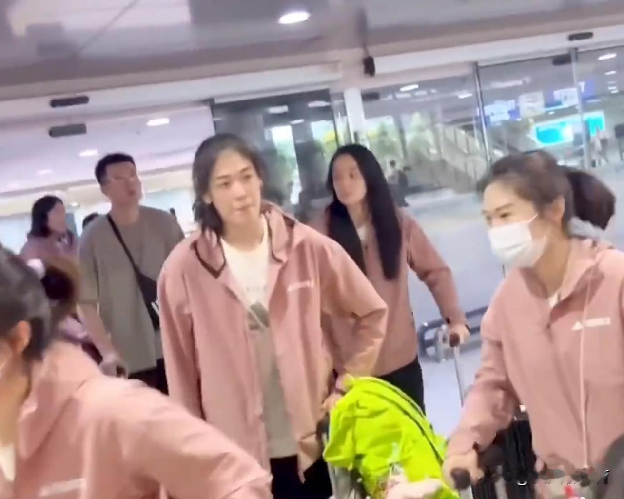 中国女排顺利安全抵达泰国曼谷，这次乘坐飞机✈️飞往的泰谷，跟巴西女排乘坐的是同一