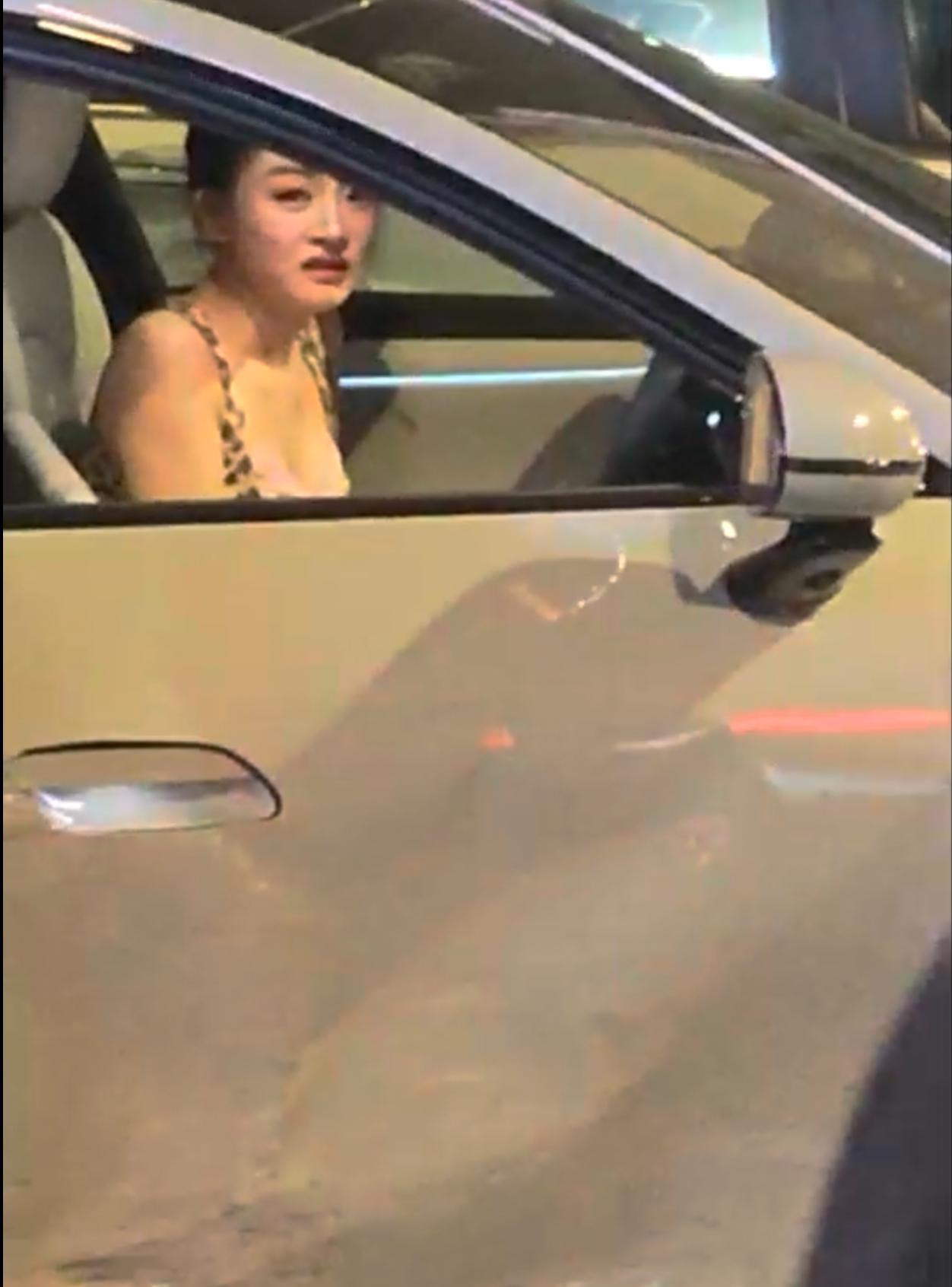 美女车祸撞人之后还发抖音，被受伤害者发现。随后清空了所有内容。