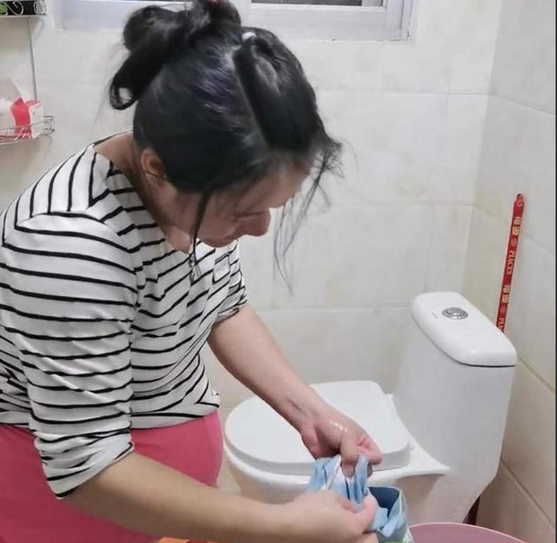 这女人每天拼命“打扫”，却让家人恨得牙痒痒！到底是“勤快”还是“偏执”？你以为