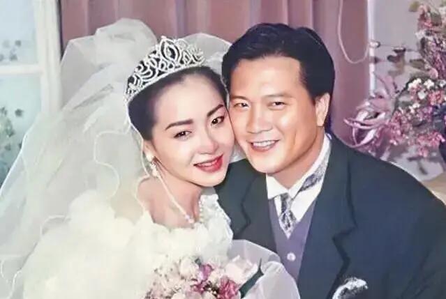 1984年，26岁的恬妞嫁给了印尼富豪，结婚当晚，她才知道老公已经有了一个妻子。