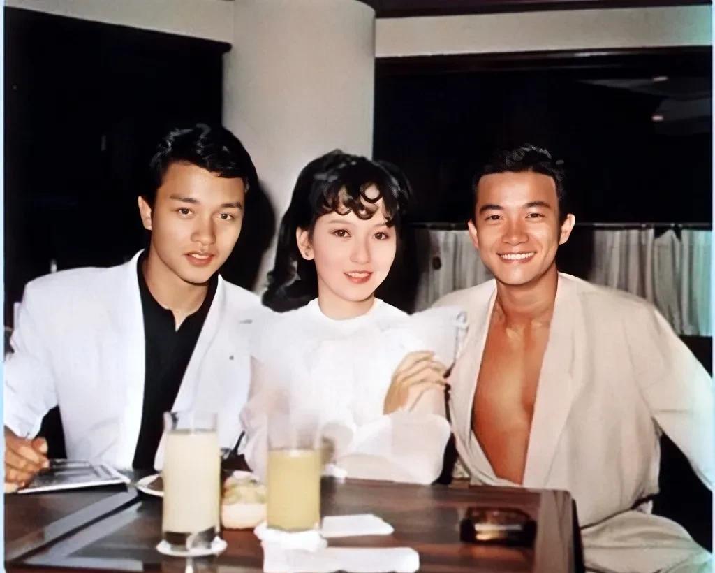 1981年，张国荣与赵雅芝和陈百强合影，真是惊艳了时光。