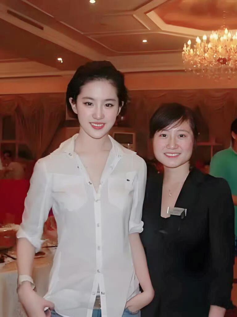 刘亦菲：白衬衫最严厉的母亲！！！