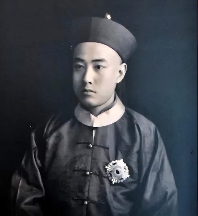 1907年，太监小德张对裕容龄格格说：“我们结婚吧。“格格抬手就扇了他一耳光，怒