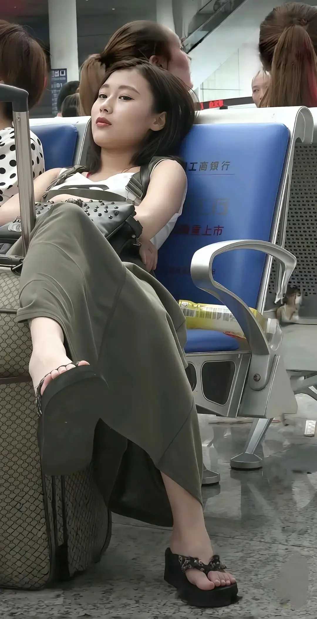 眼神犀利看着不像一般人啊