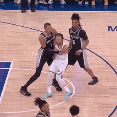 NBA总决赛G3，全场最有争议的两个镜头！一个是文班亚马怒推布伦森，这个动作极