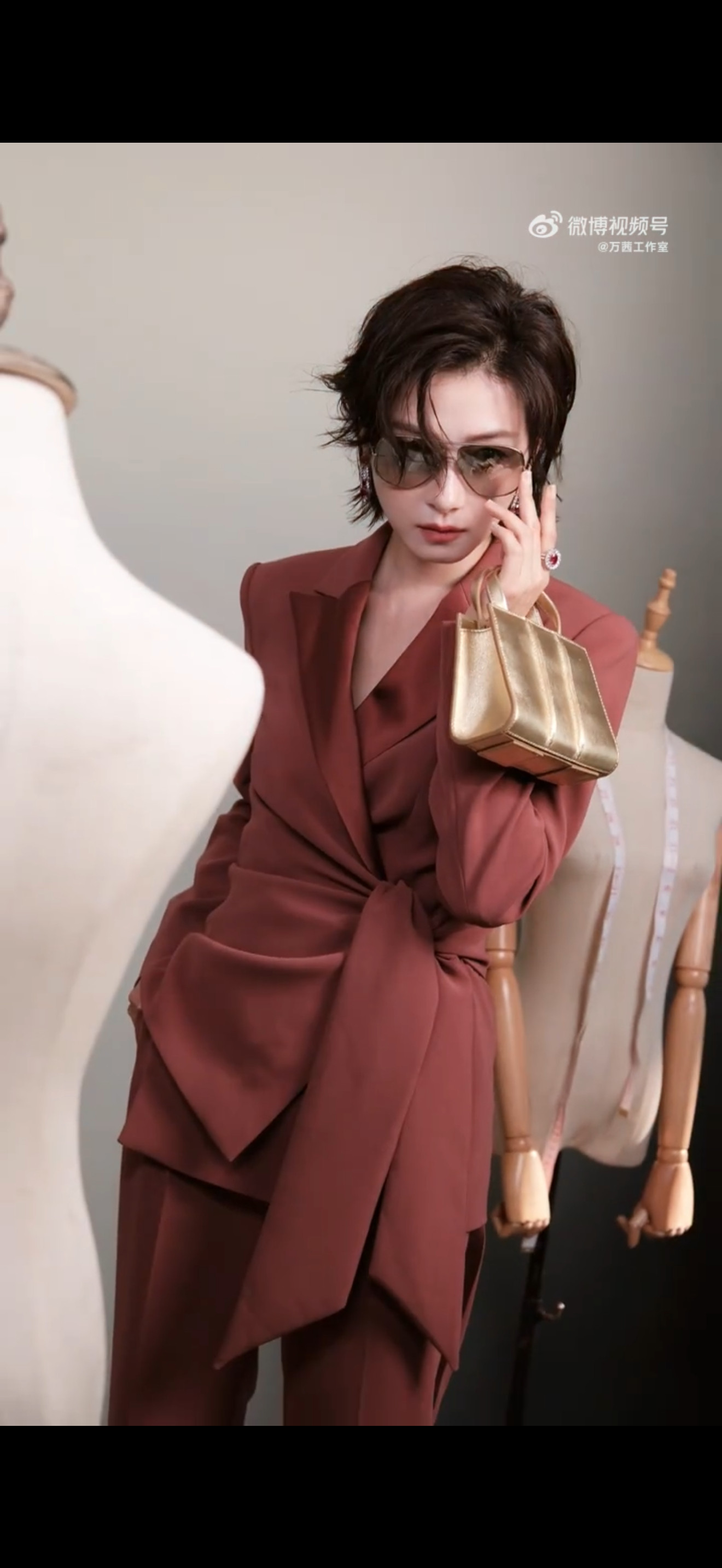 万茜短发高智感万茜戴墨镜又美又飒别人戴墨镜是遮脸，她戴墨镜是提气场。关键是摘下