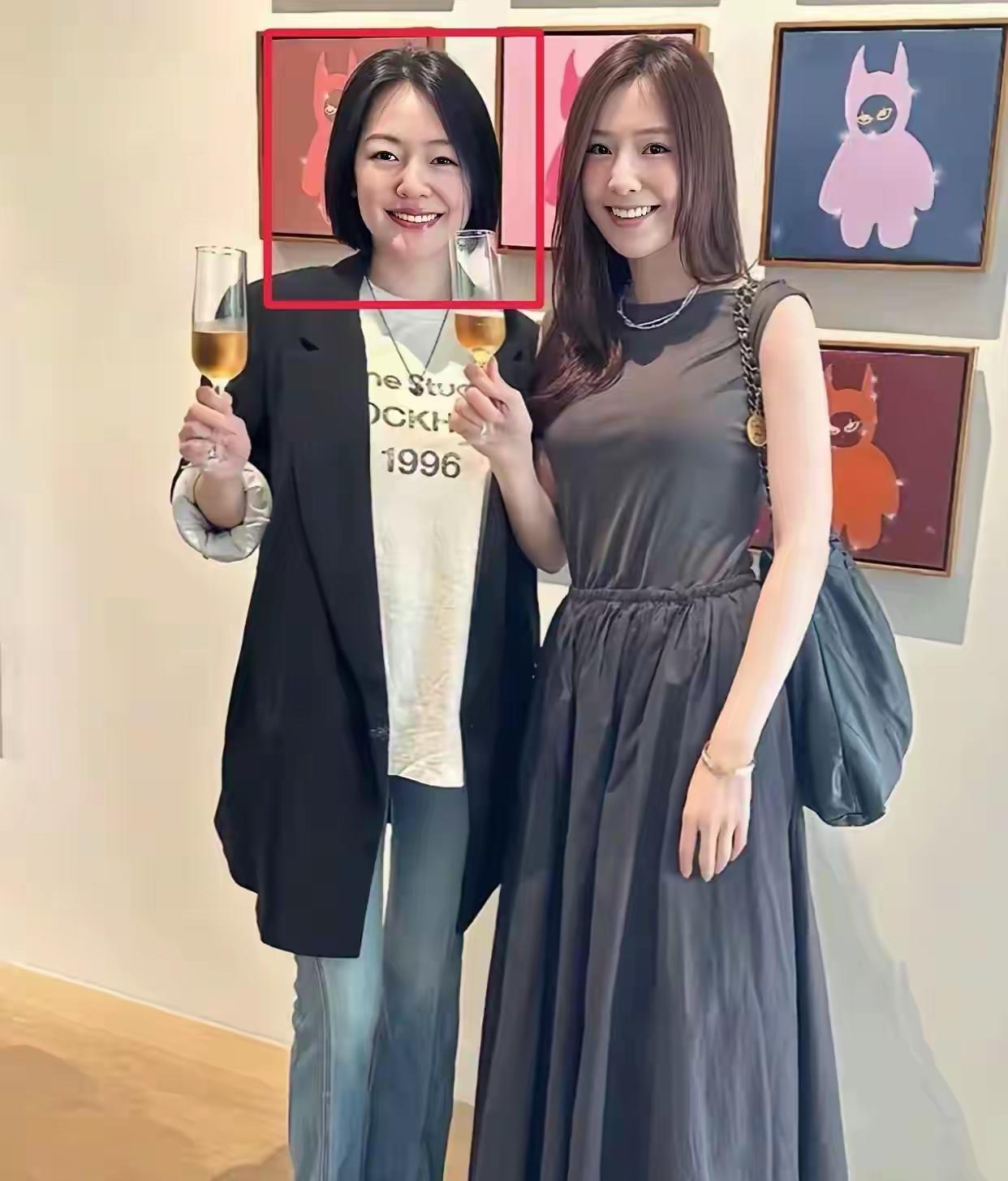 小S最近的出镜照，越看越让人疑惑——这张脸怎么看都不对劲。明明左边还是熟悉的徐