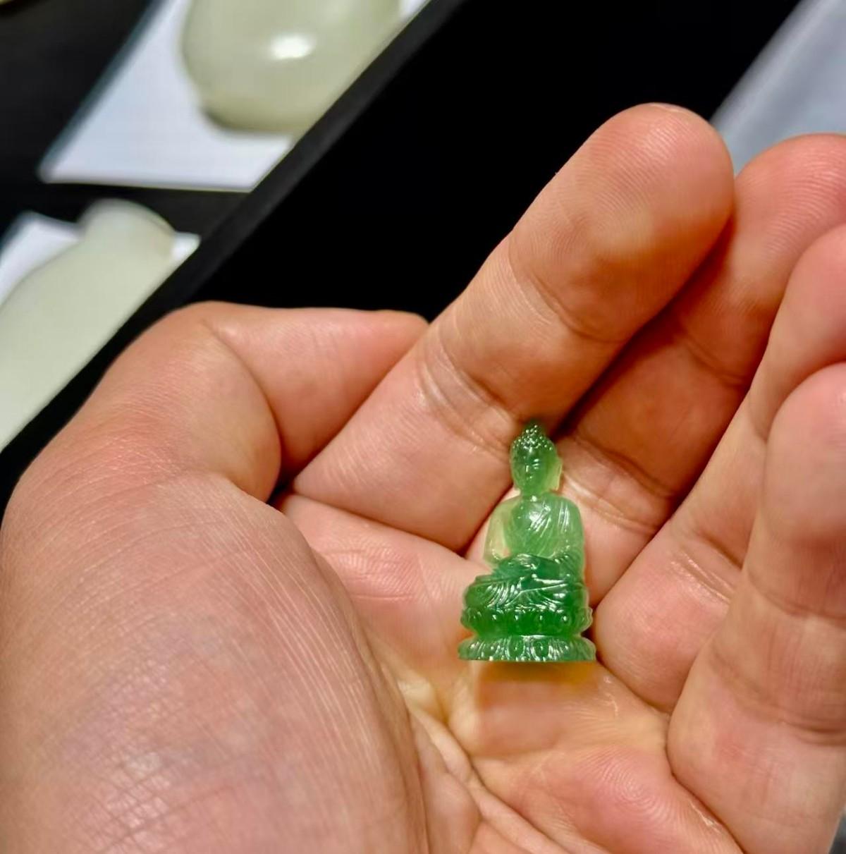 房东昨天摔了一跤，脚后跟骨裂了，当时他家没人，我听见动静踹开门把他背下楼送了医院