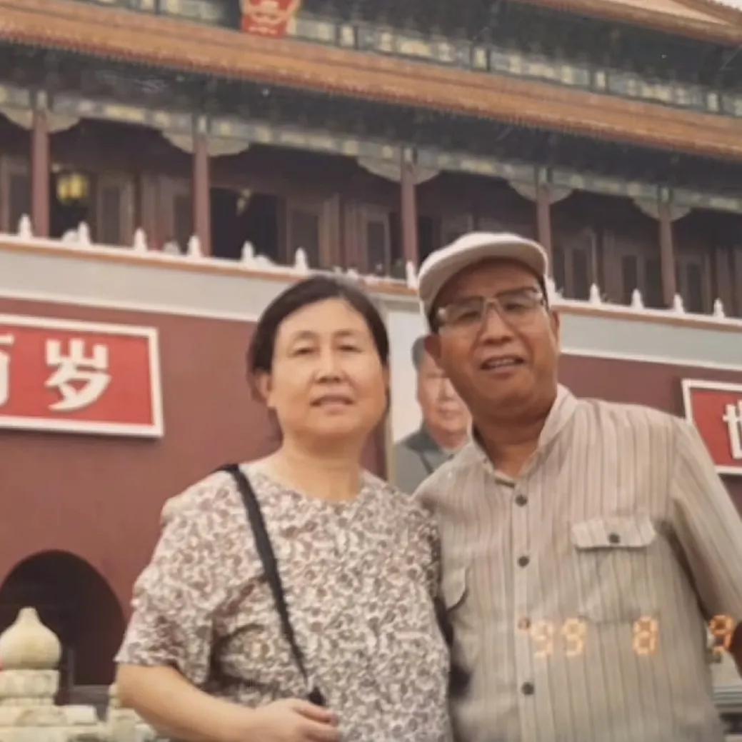 1999年，老戏骨何金龙和妻子外出旅游，一张珍贵的留影，他曾在《雍正王朝》中饰演