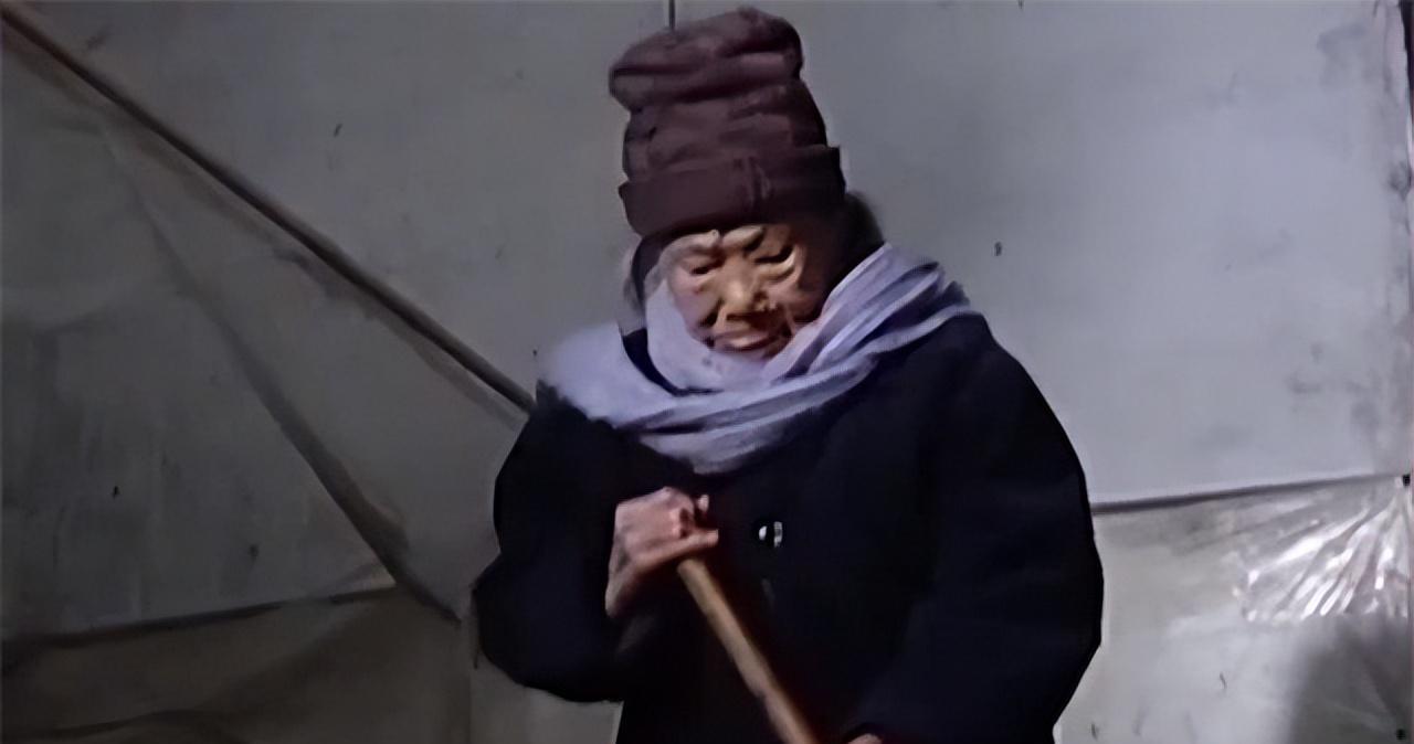 2016年湖南株洲县，一位104岁的老人安详的躺在棺材里，正当盖棺之际，老人却突