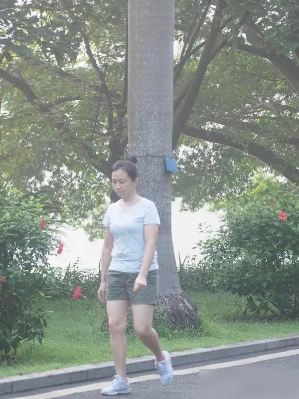 林女士晨跑未穿运动内衣的视频突然上了热搜，拍摄者账号被封并道歉，可讨论却没停：有