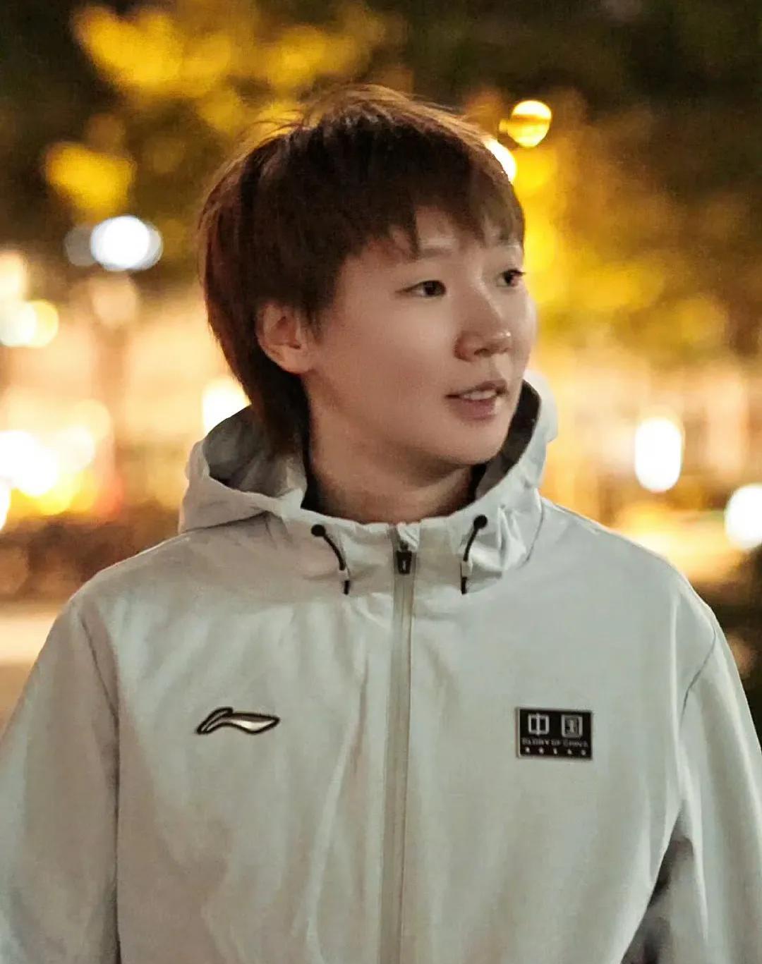 赢了对战世界第一削球手桥本帆乃香的大战，王曼昱从比赛场馆走回酒店的路上，浑身洋溢