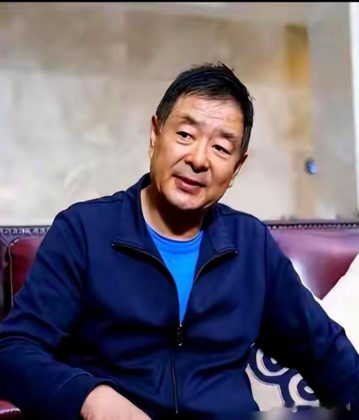 看完真被敲了一下：72岁的濮存昕，夜里用一根布带，把自己和94岁患阿尔茨海默症的