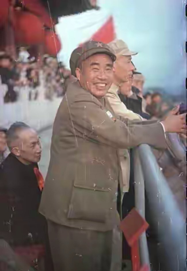 画面里开怀大笑、满面欣喜的，正是朱德元帅。此时历经二十多年浴血奋战，革命终于迎来