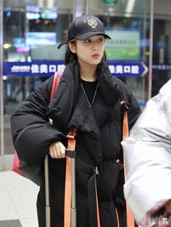 杨紫的冬日穿搭太会了！长款羽绒服搭黑色打底衫配红色运动裤，时髦感与高级感双双拉满